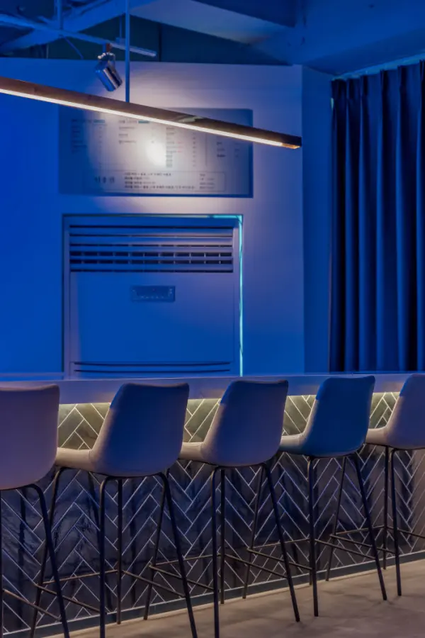 블루 톤의 감각적인 홀덤펍 바 좌석